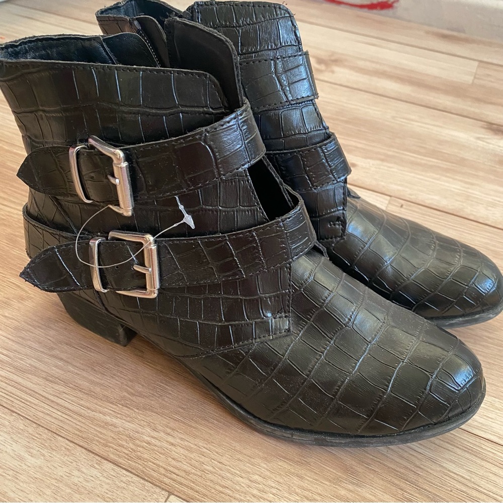 Black Chelsea boots
